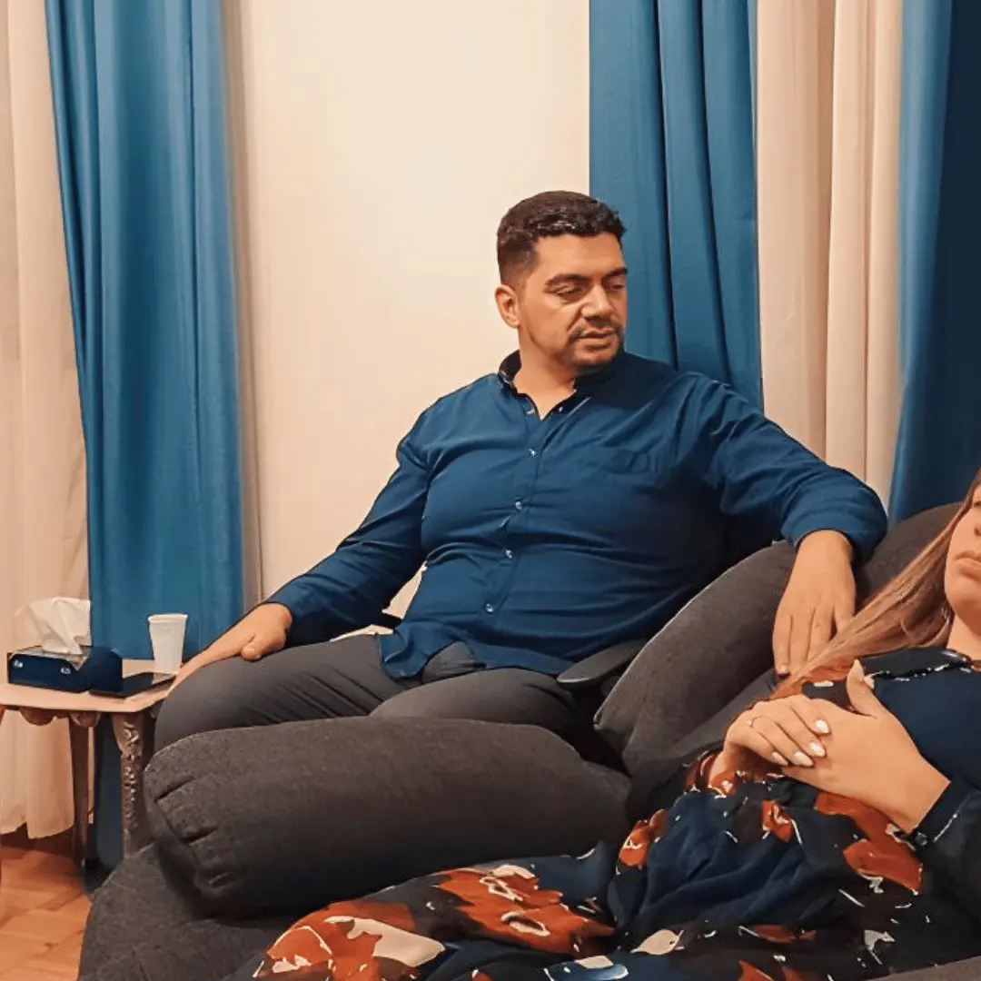 Jonas Paul, hipnoterapeuta no Porto, a conduzir uma regressão